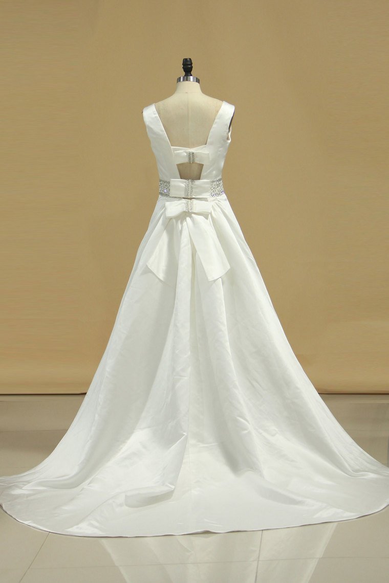 2024 Scoop Neckline Princess Open Back Wedding Dress Chapel Train Satin