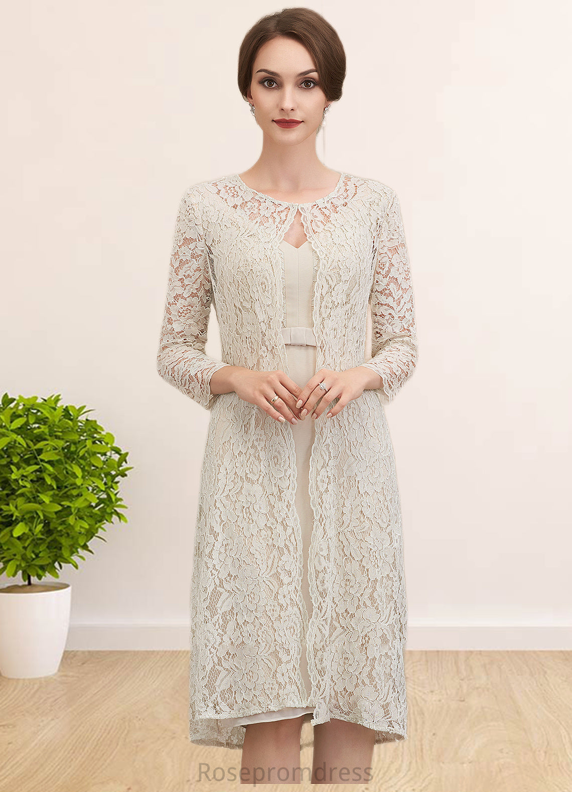 Kim Sheath/Column V-neck Knee-Length Chiffon Lace Mother of the Bride Dress With Bow(s) SRS126P0014924