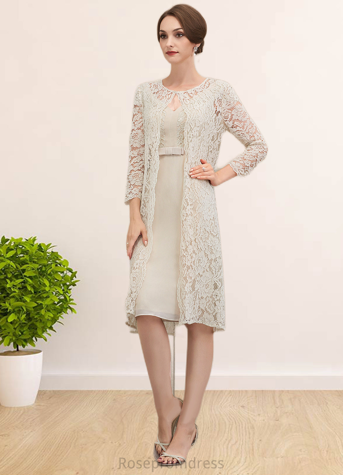 Kim Sheath/Column V-neck Knee-Length Chiffon Lace Mother of the Bride Dress With Bow(s) SRS126P0014924