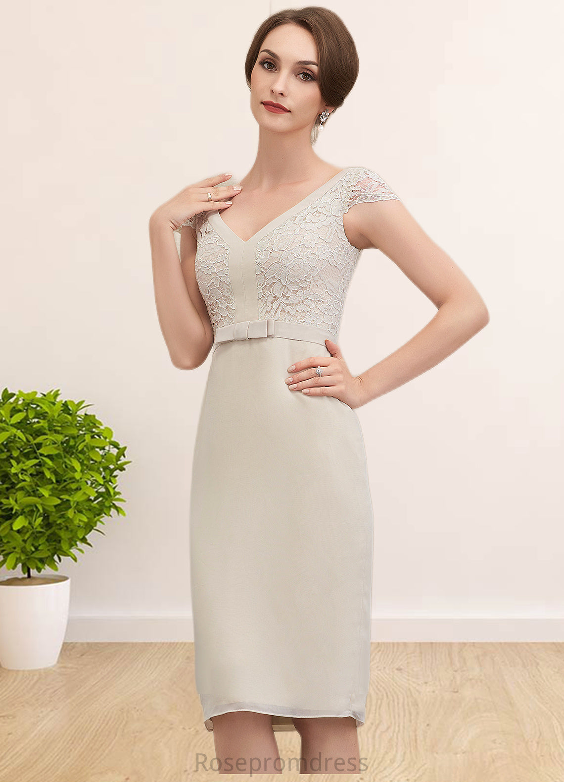 Kim Sheath/Column V-neck Knee-Length Chiffon Lace Mother of the Bride Dress With Bow(s) SRS126P0014924