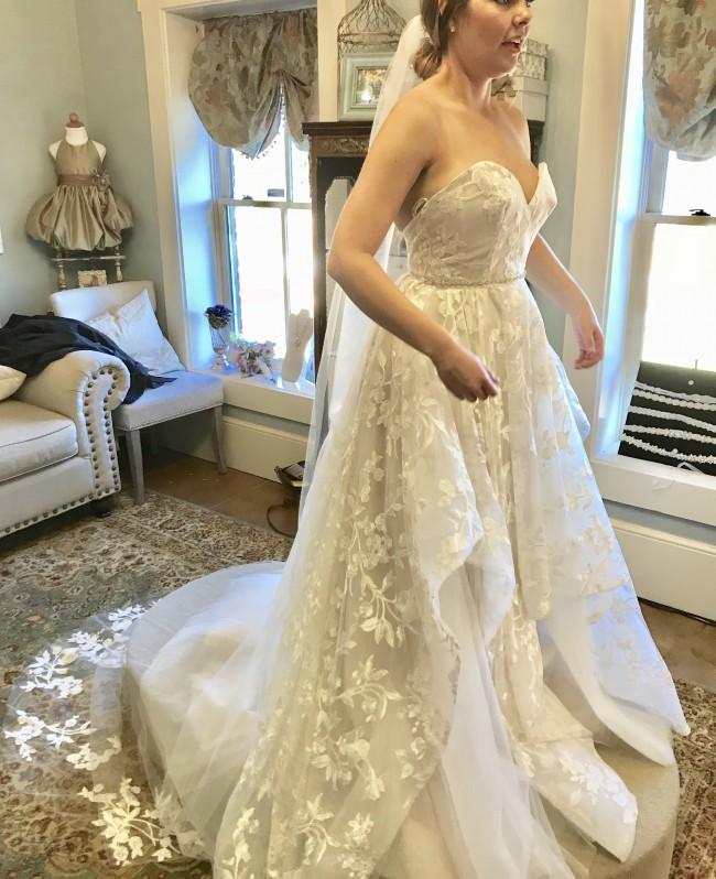 A-line 3D Lace Appliques V Neck Strapless Wedding Dresses Chapel Train Wedding Gowns RS924