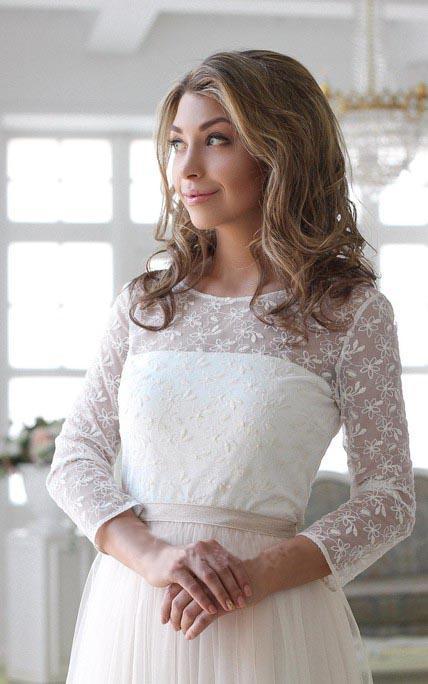 Scoop Neck Long Sleeve Tulle Wedding Dress With Lace Bodice V Back Wedding Gowns RS512