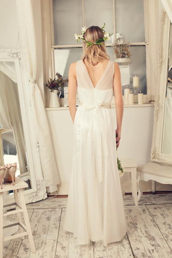 A-Line Ivory Lace Sleeveless V-Neck Vintage V-Back Tulle Floor Length Cheap Wedding Dresses RS279