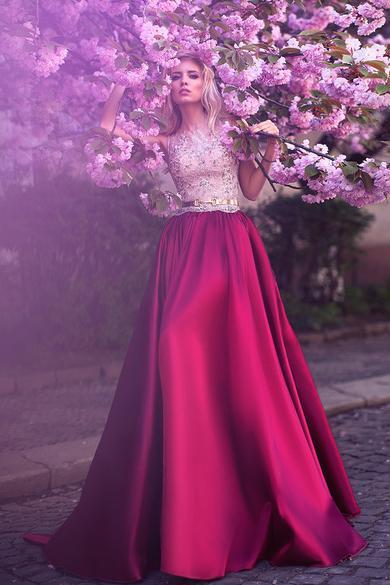 Romantic A-Line Jewel Rose Red Satin Round Neck Prom Dresses with Lace Appliques RS458