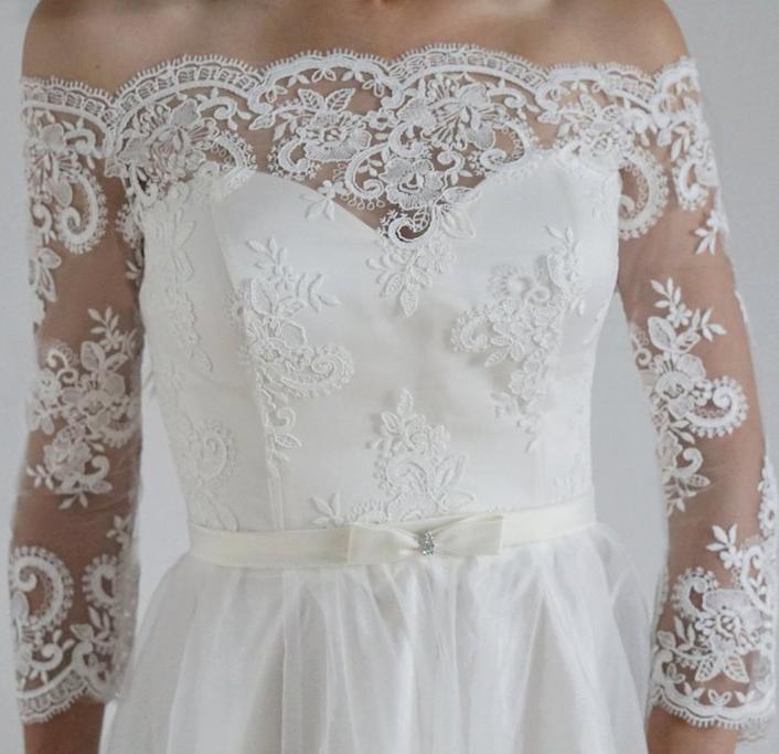 2024 A-Line Lace Scoop 3/4 Sleeve Appliques Tulle Floor-Length White Button Wedding Dresses RS176