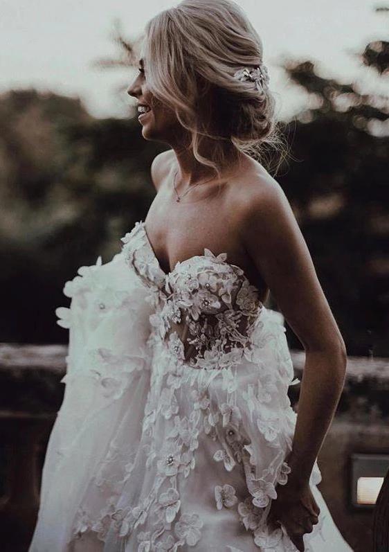 Charming Ball Gown Sweetheart Strapless 3D Flowers Tulle Off White Wedding Dresses SRS15095