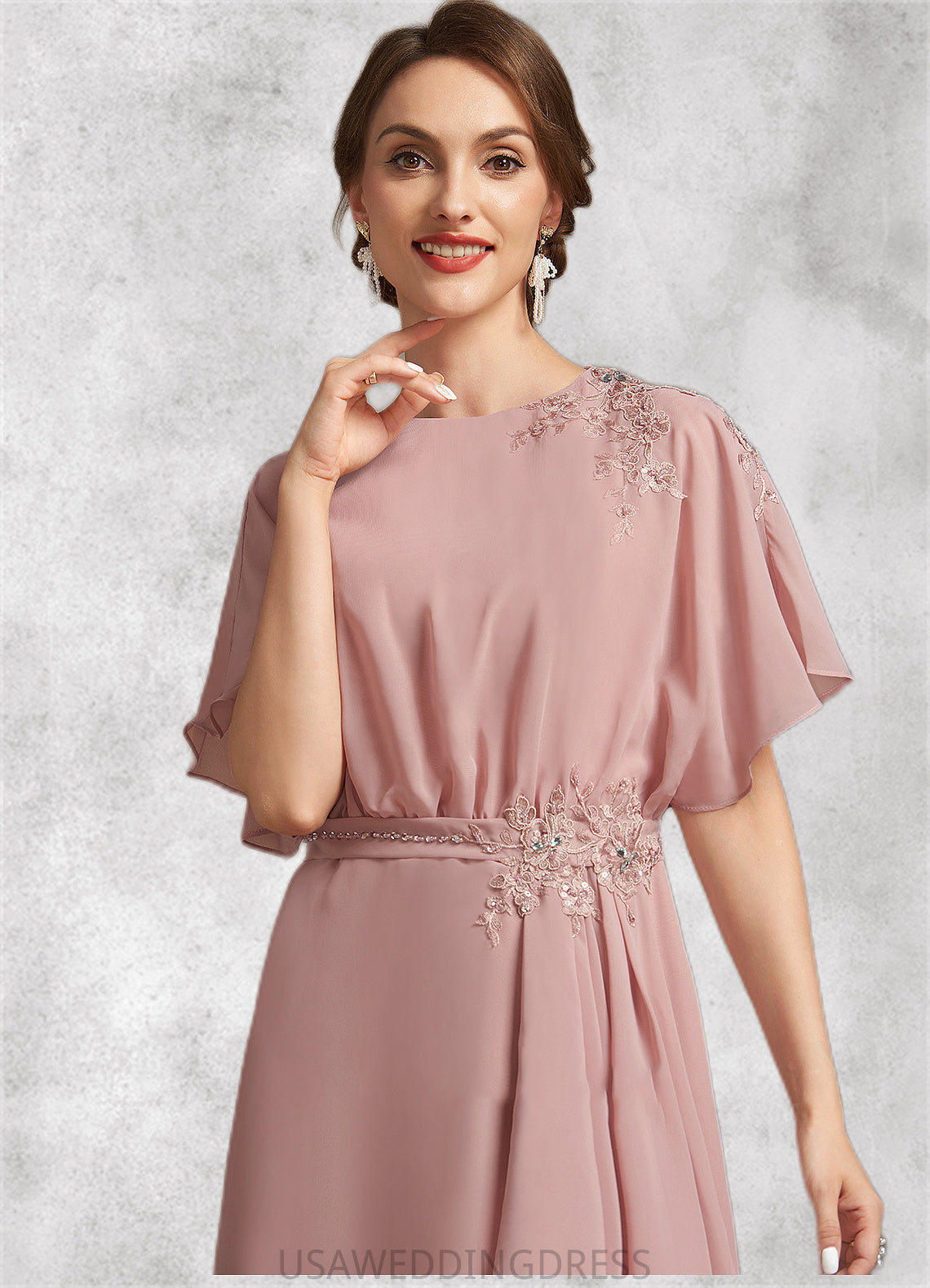 Kianna Sheath/Column Scoop Neck Knee-Length Chiffon Mother of the Bride Dress With Appliques Lace DS126P0014829