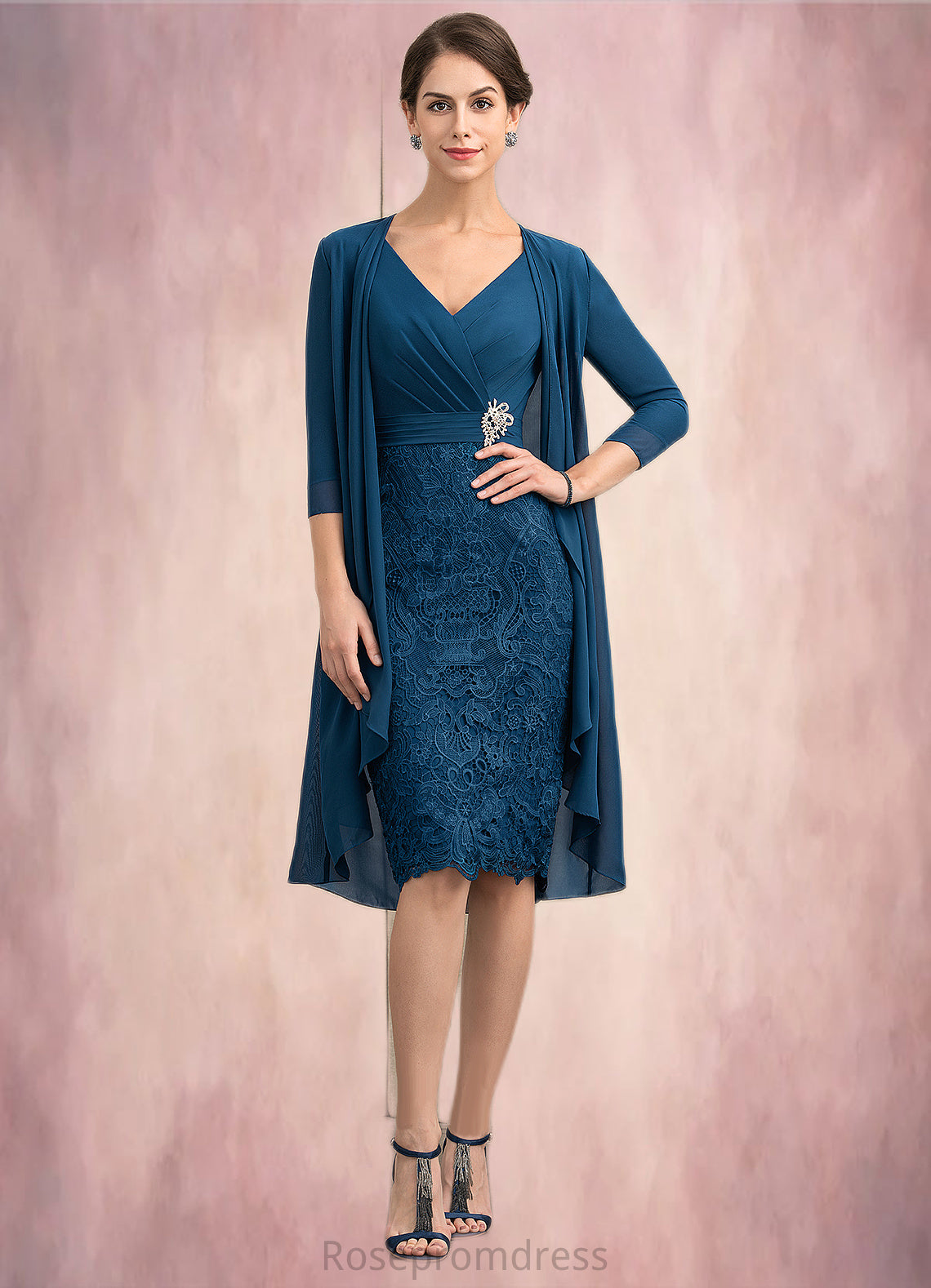 Delilah Sheath/Column V-neck Knee-Length Chiffon Lace Mother of the Bride Dress With Crystal Brooch SRS126P0014972