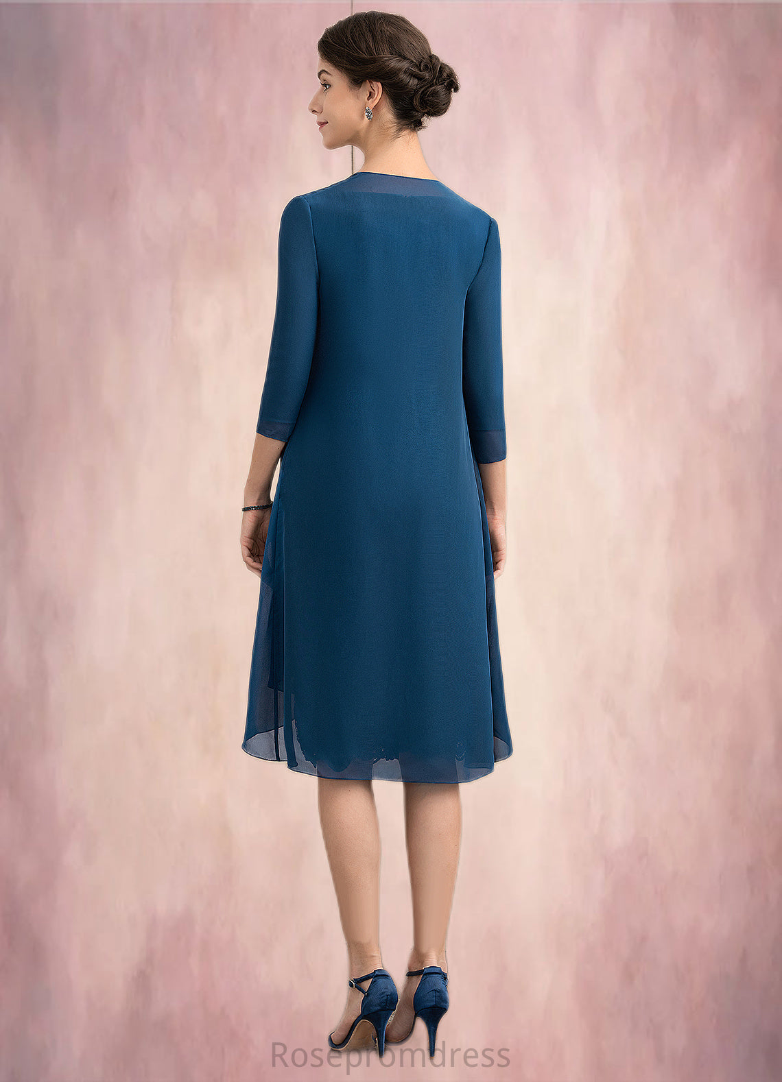 Delilah Sheath/Column V-neck Knee-Length Chiffon Lace Mother of the Bride Dress With Crystal Brooch SRS126P0014972