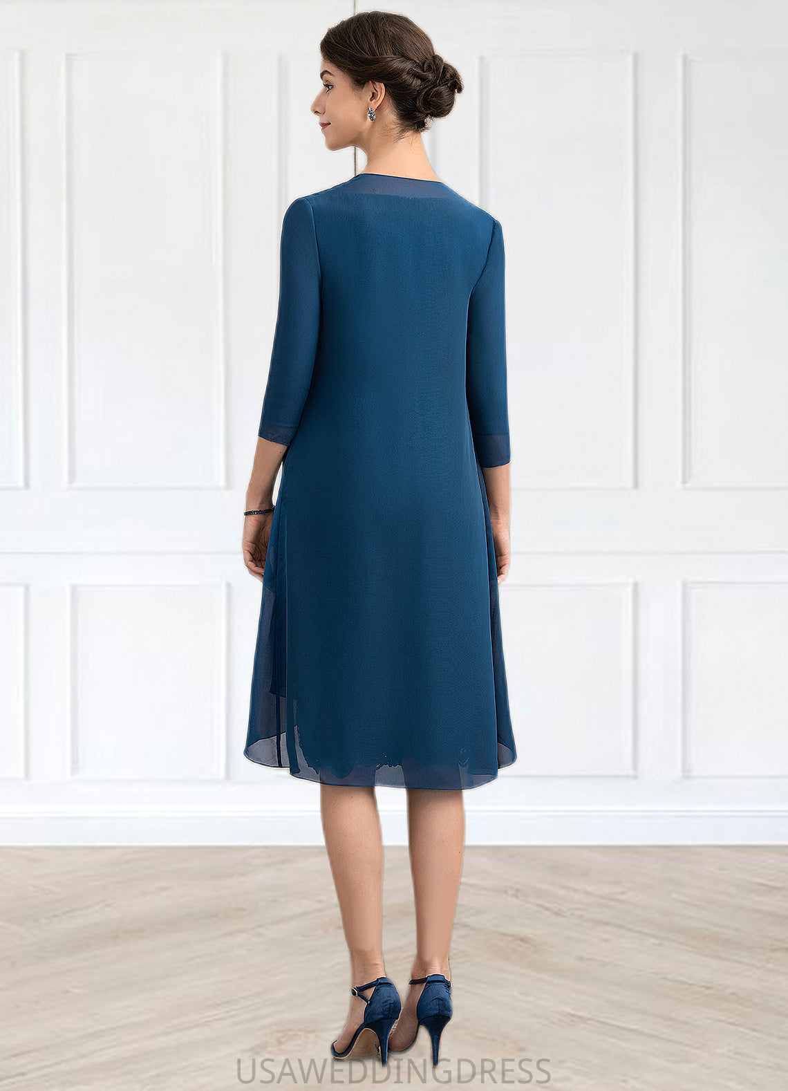 Amani Sheath/Column V-neck Knee-Length Chiffon Lace Mother of the Bride Dress With Crystal Brooch DS126P0014972