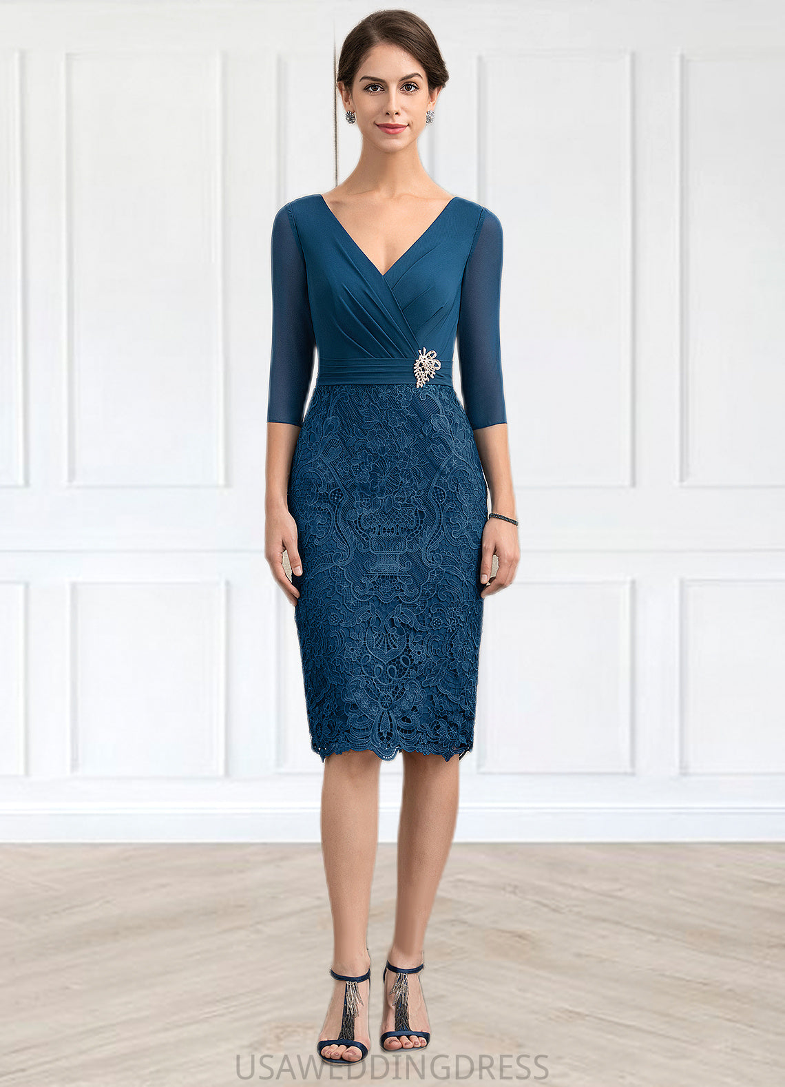 Amani Sheath/Column V-neck Knee-Length Chiffon Lace Mother of the Bride Dress With Crystal Brooch DS126P0014972