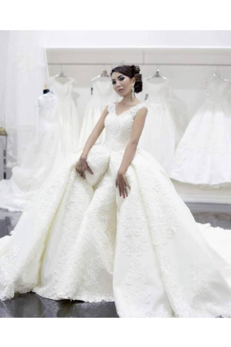 2024 Luxurious V Neck Wedding Dresses Tulle With Applique Court Train