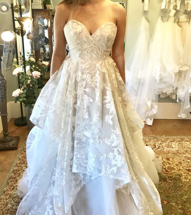 A-line 3D Lace Appliques V Neck Strapless Wedding Dresses Chapel Train Wedding Gowns RS924