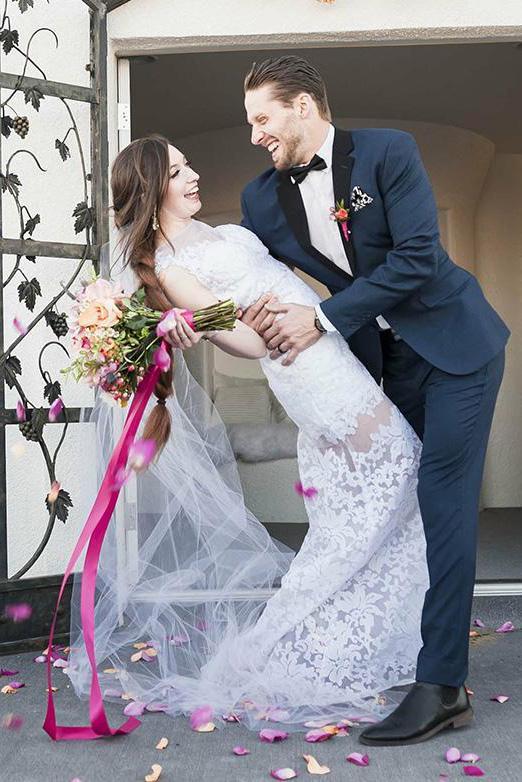 Bateau Sheath Lace Beach Wedding Dress With Appliques Open Back Bridal Dresses W1001