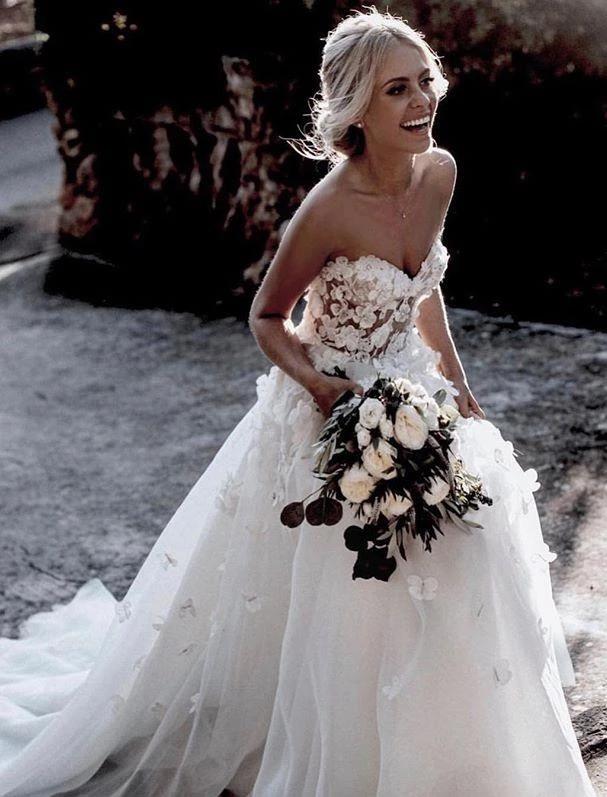 Charming Ball Gown Sweetheart Strapless 3D Flowers Tulle Off White Wedding Dresses SRS15095