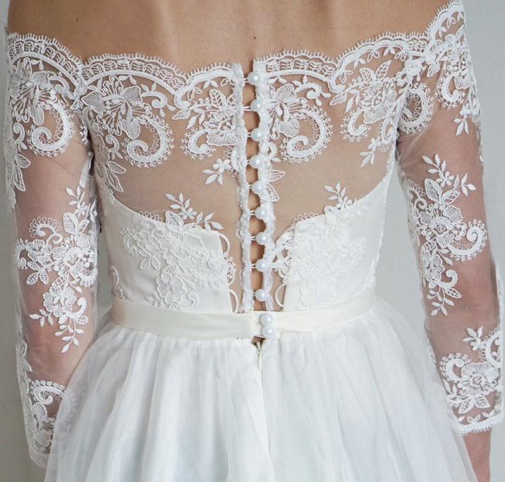 2024 A-Line Lace Scoop 3/4 Sleeve Appliques Tulle Floor-Length White Button Wedding Dresses RS176