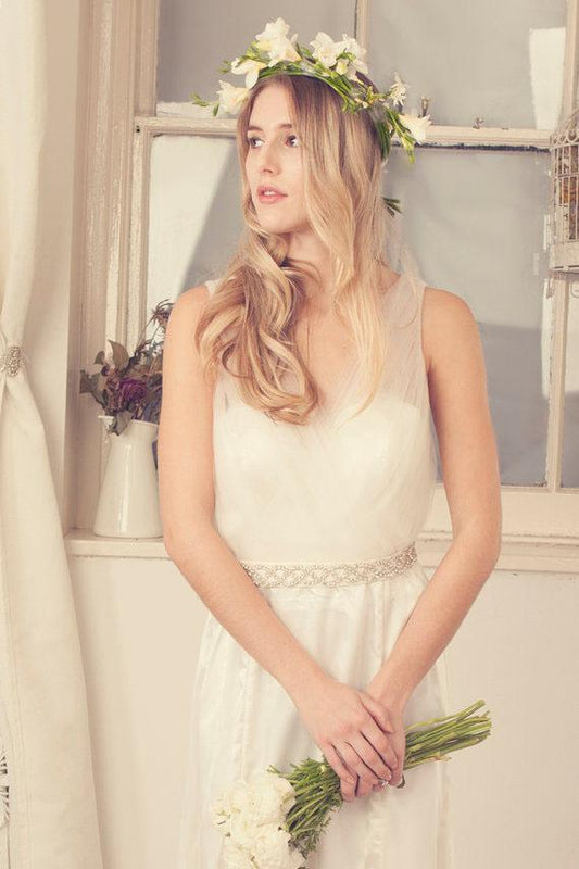 A-Line Ivory Lace Sleeveless V-Neck Vintage V-Back Tulle Floor Length Cheap Wedding Dresses RS279