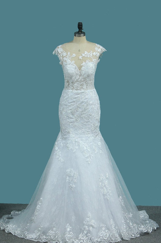 2024 Scoop Open Back Lace Wedding Dresses With Applique Covered Button