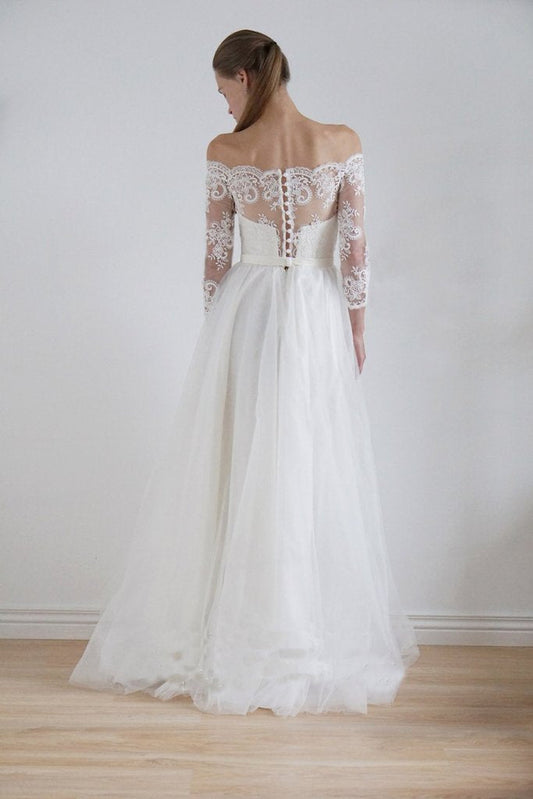 2024 A-Line Lace Scoop 3/4 Sleeve Appliques Tulle Floor-Length White Button Wedding Dresses RS176